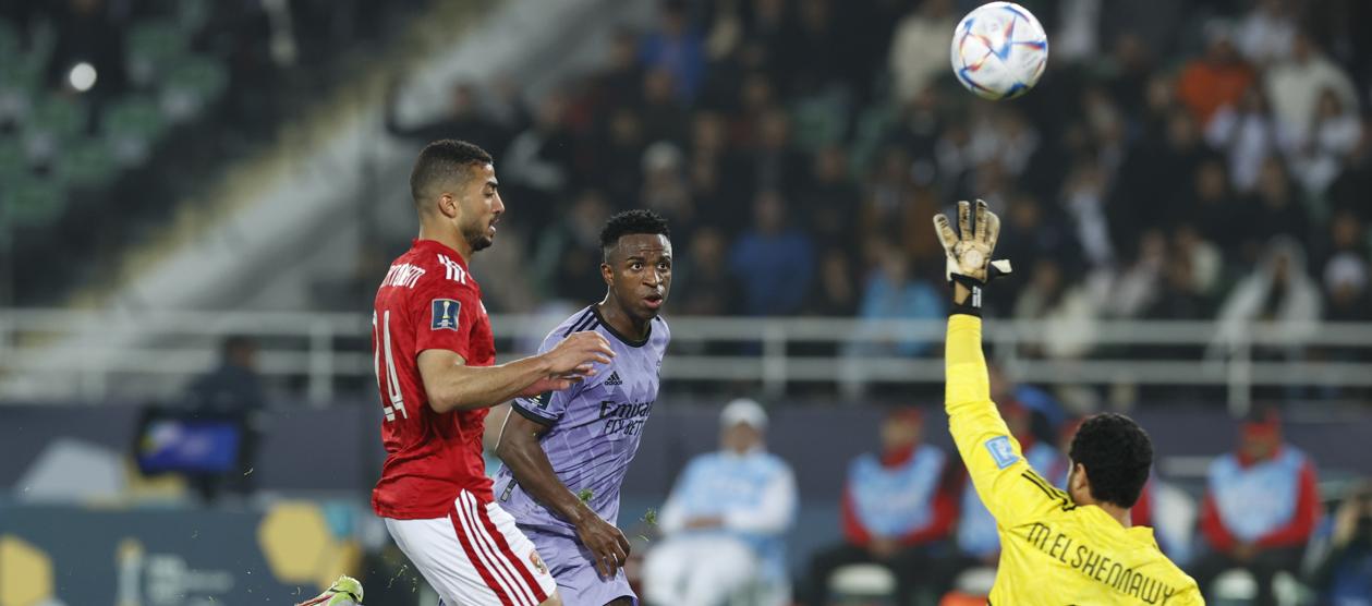 Vinicius Junior anota el primer gol del Real Madrid ante Al Ahly.