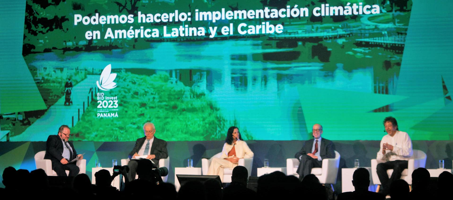 Varios panelistas en uno de los seminarios celebrados durante las reuniones del Banco Interamericano de Desarrollo (BID) este viernes en Ciudad de Panamá