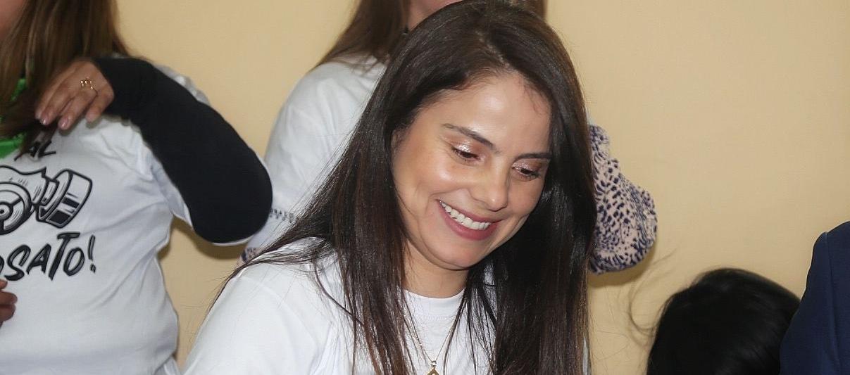 La congresista Esmeralda Hernández radicando el proyecto de Ley.