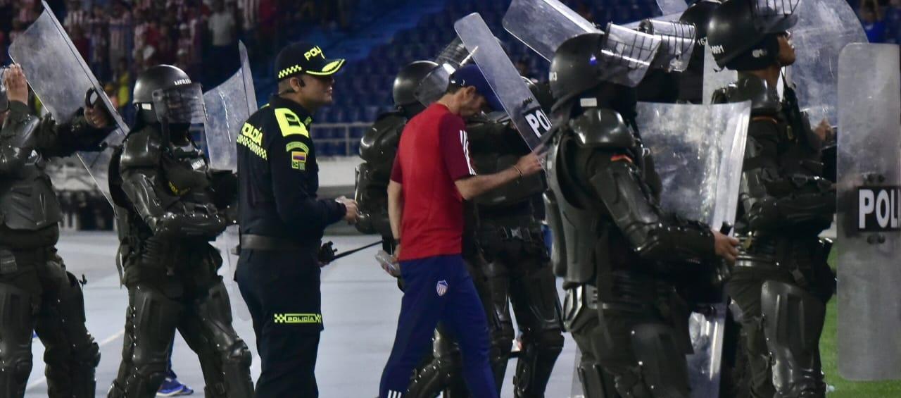 Arturo Reyes debió ser protegido por la Policía al final del partido contra Envigado.