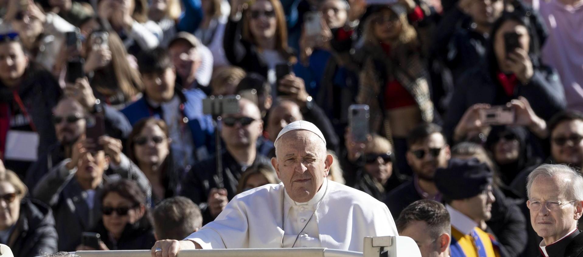 El Papa Francisco a su llegada para presidir la Audiencia General Semanal en la Plaza de San Pedro del Vaticano