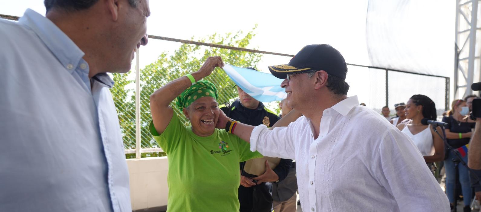 El presidente Petro saluda a una ciudadana isleña durante su visita a San Andrés