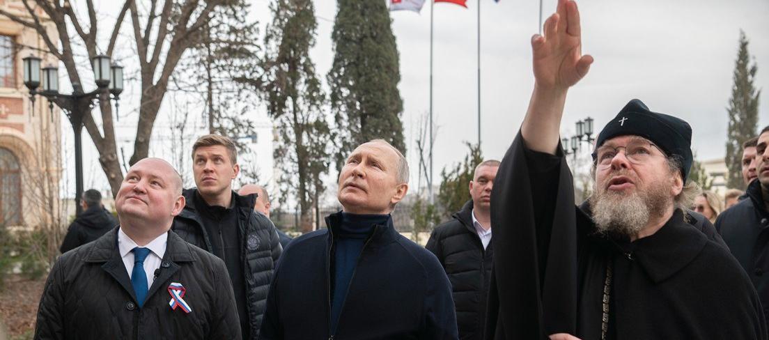 El presidente Vladimir Putin, en la visita relámpago que hizo a Mariúpol, ciudad ucraniana tomada por Ejército de Rusia.