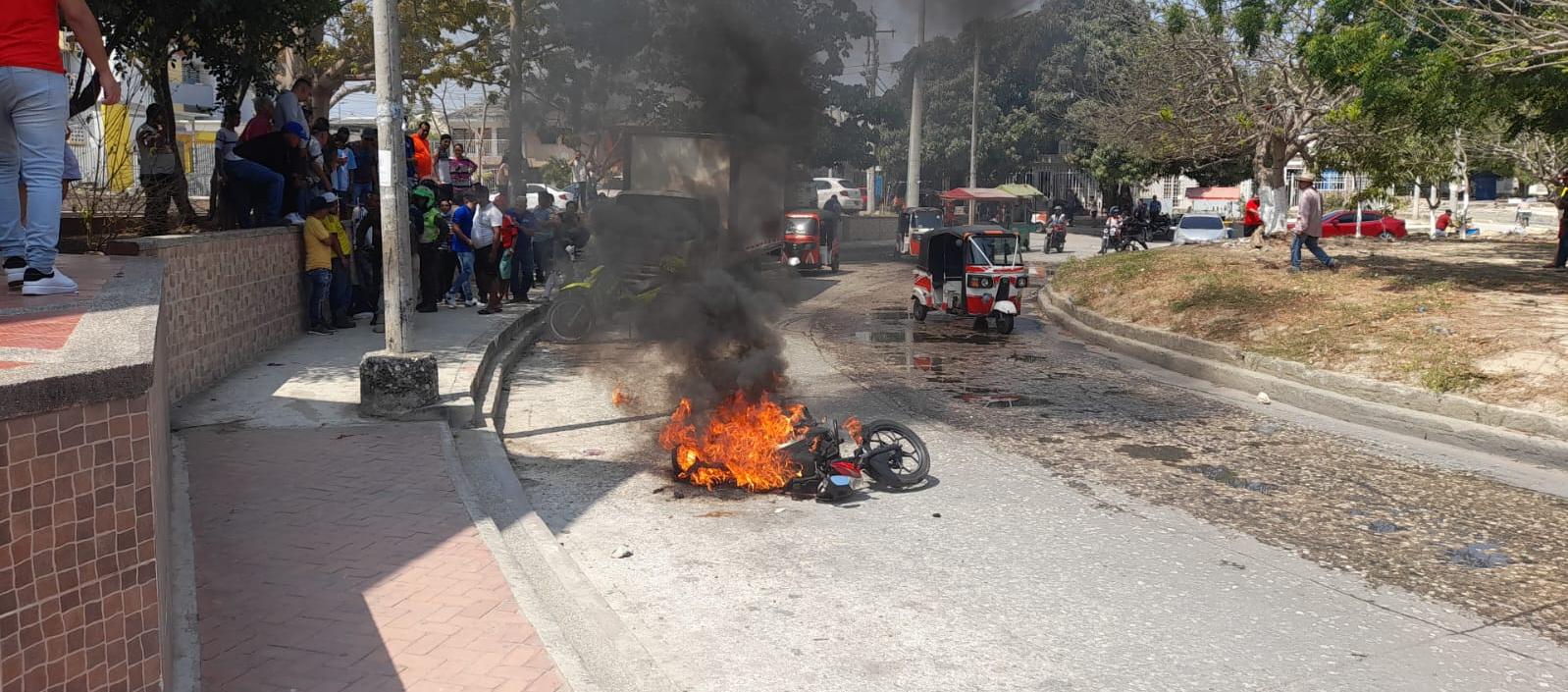 A presunto ladrón le quemaron su moto en La Arboleda