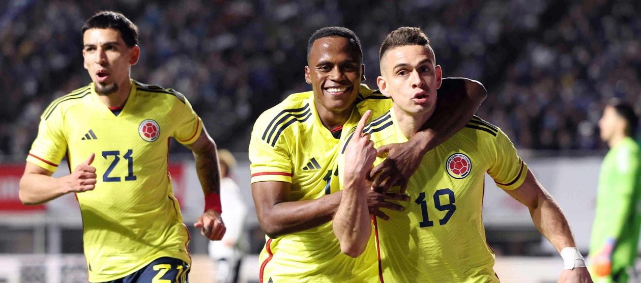 Rafael Santos Borré celebra el segundo gol de Colombia.