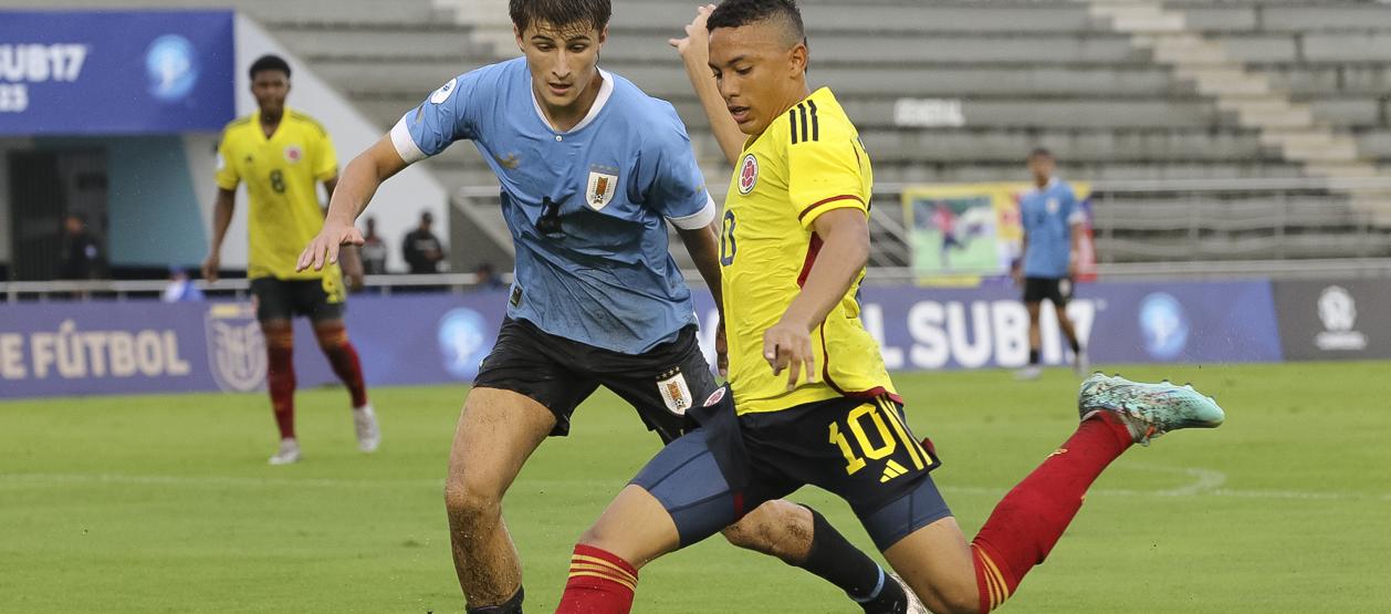 Jordan Barrera, jugador del Junior, alista remate hacia la portería uruguaya. 