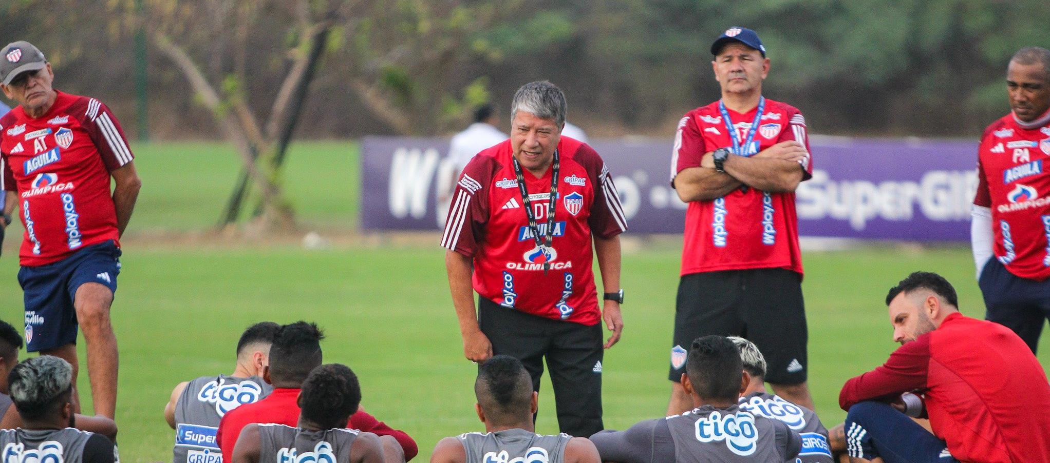 Hernán Darío Gómez dirigiéndose al grupo de jugadores del Junior.