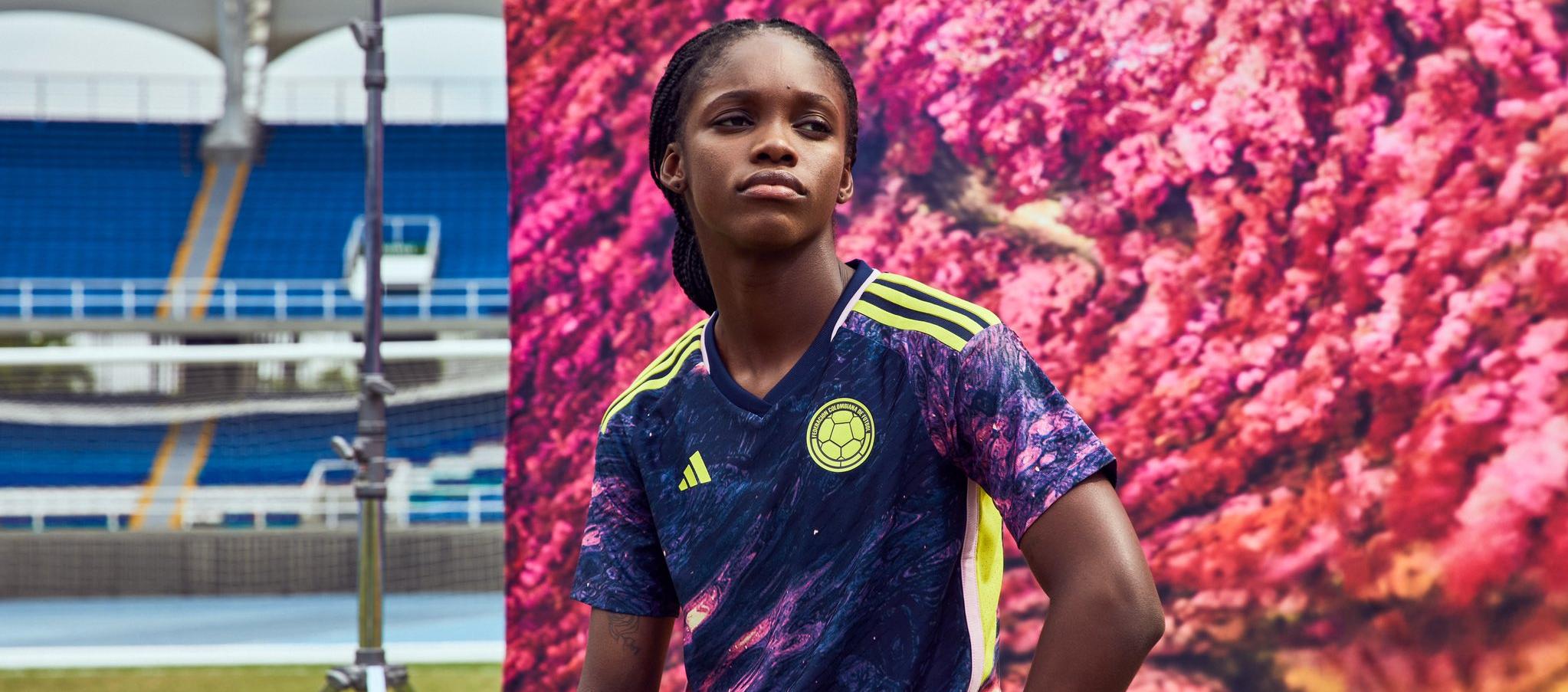 Linda Caicedo luciendo el nuevo diseño de la camiseta de la Selección Colombia femenina.