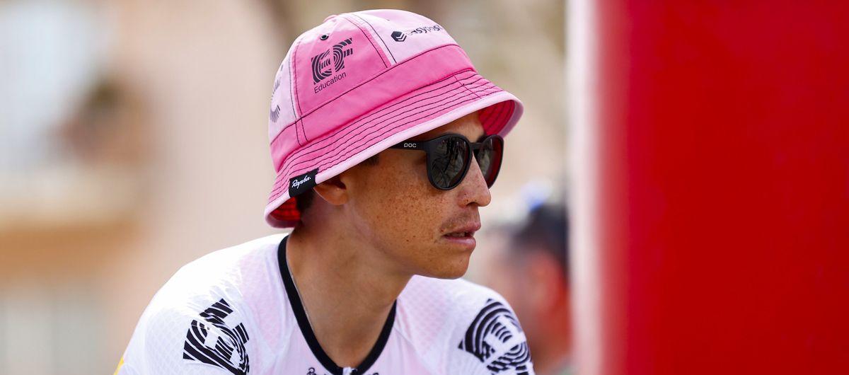 Esteban Chaves usando sombrero rosa.