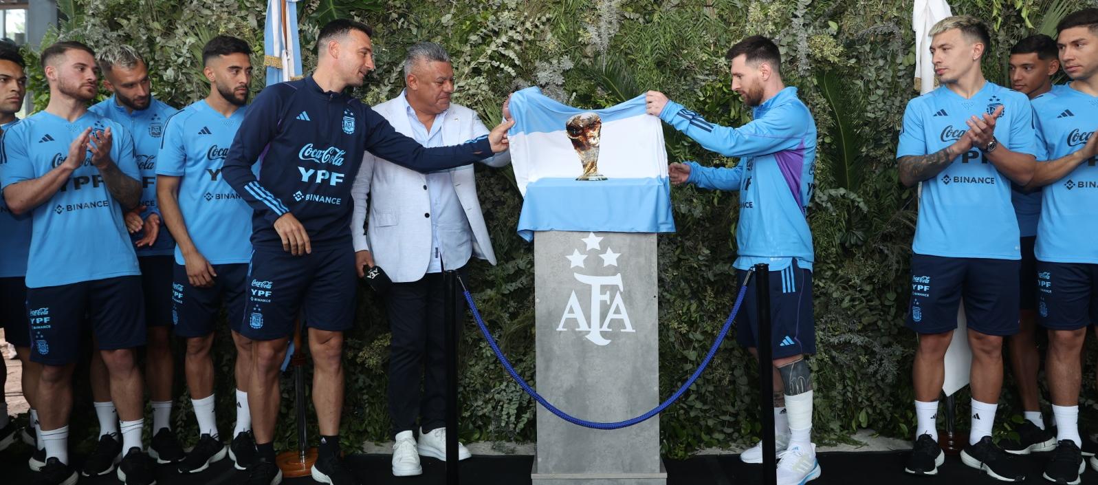 Lionel Messi, Claudio Tapia y Lionel Scaloni durante el acto en el predio de Ezeiza.