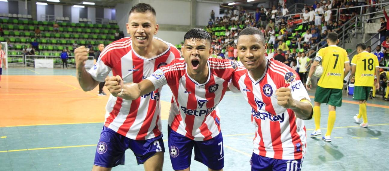 Jugadores del Independiente Barranquilla celebran uno de sus goles ante Barranquilla FC.