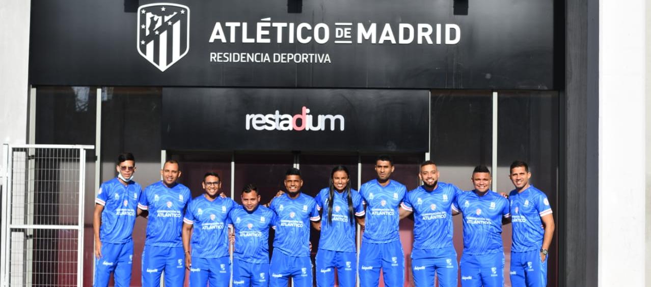 Los diez entrenadores del Atlántico en la sede deportiva del Atlético de Madrid.