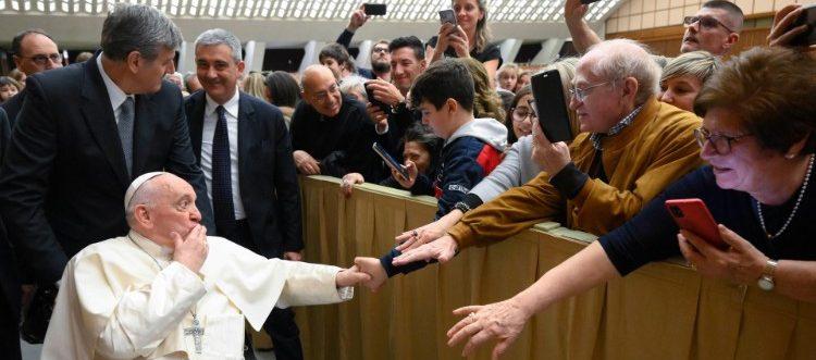 El papa Francisco saluda a feligreses de la ciudad de Rho, en Milán, a quienes recibió en el Vaticano
