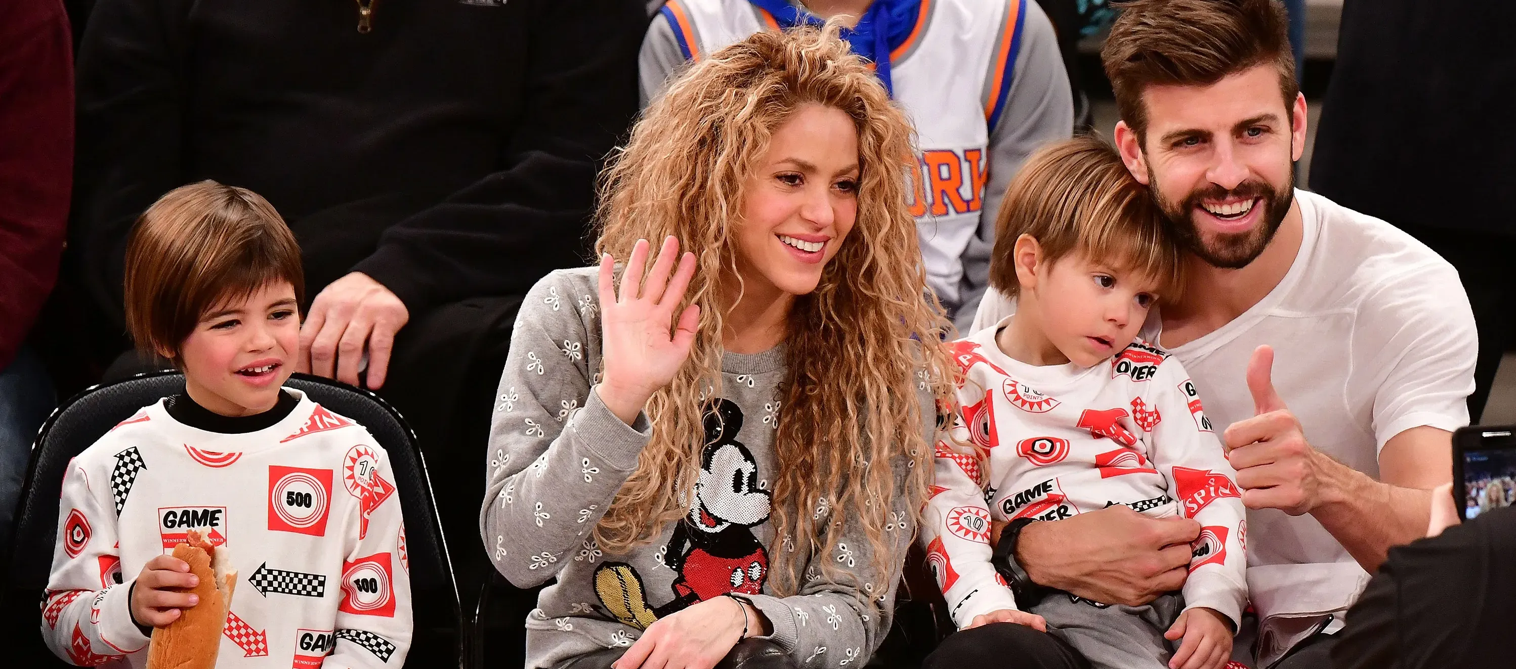Piqué con Shakira y los dos hijos de la pareja: Milan y Sasha.