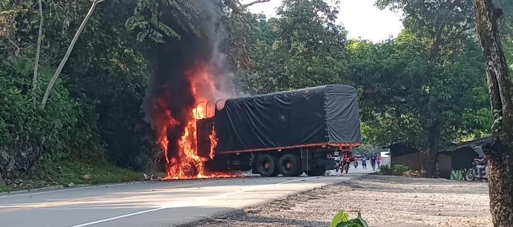 Uno de los vehículos incinerados este domingo en el Bajo Cauca Antioqueño.