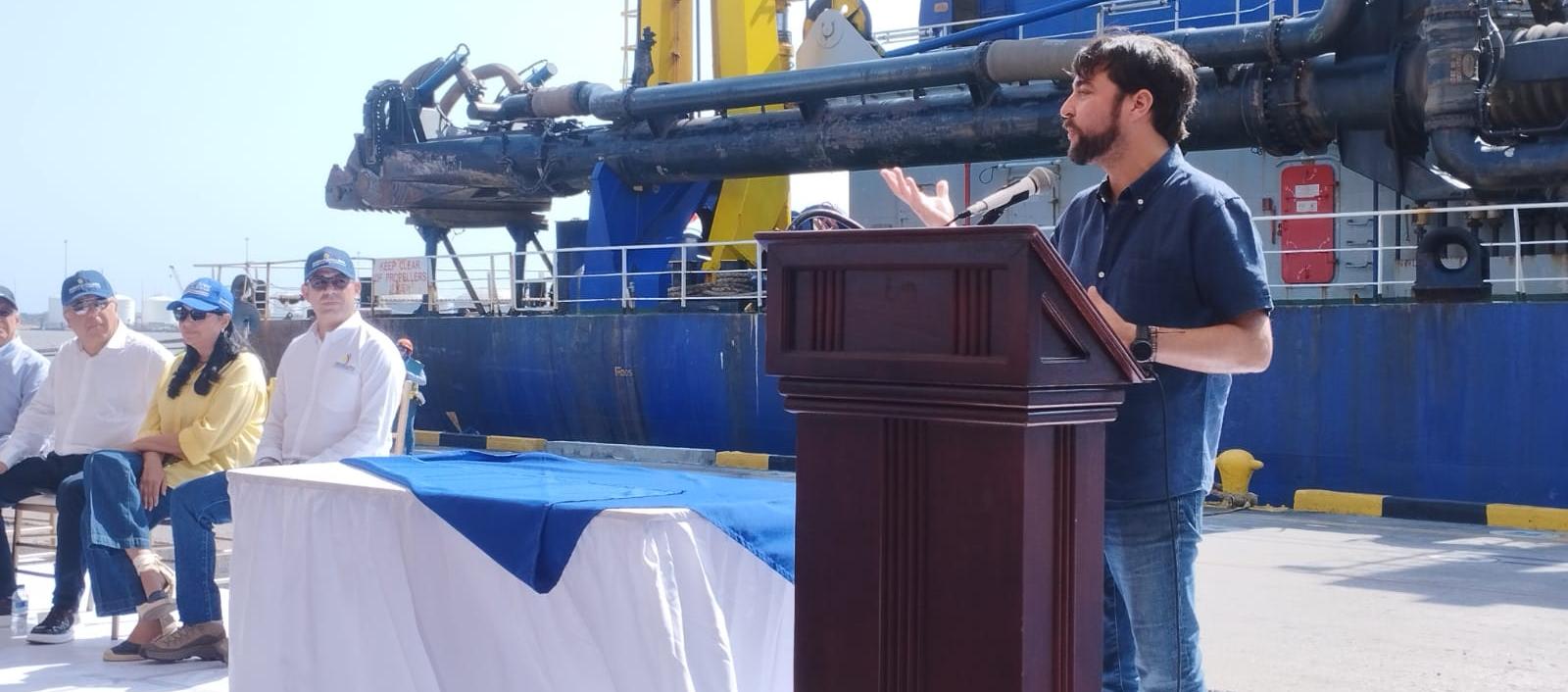 Alcalde Jaime Pumarejo en discurso tras firma del contrato de dragado para el Puerto.