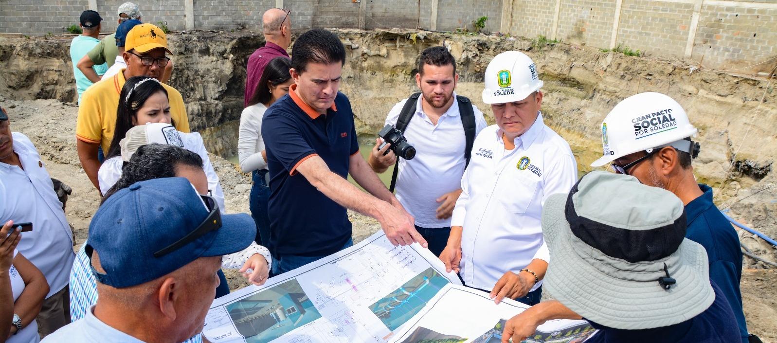 El alcalde Rodolfo Ucrós inspeccionando las obras. 