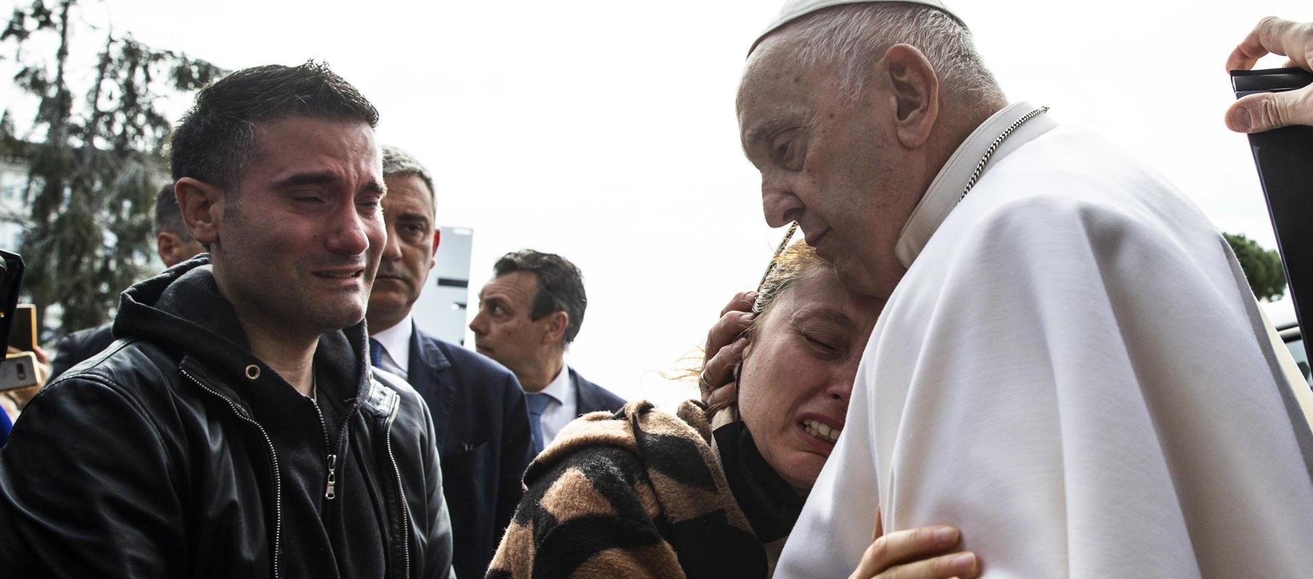 El Papa a la salida del Hospital Gemelli