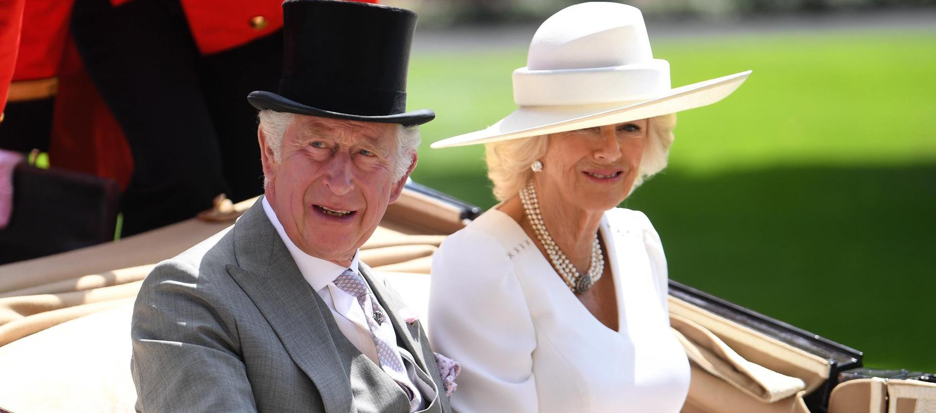 El Rey Carlos III del Reino Unido, junto a su esposa, Camila
