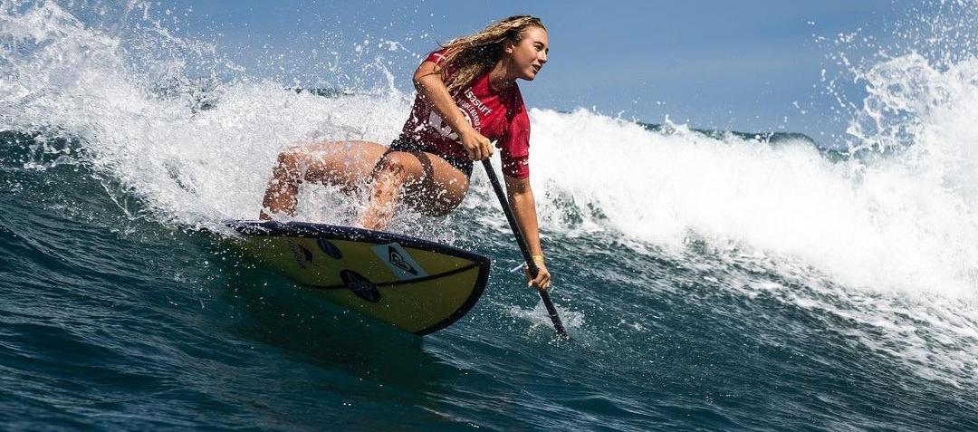 Isabela Gómez, surfista estadounidense que compite por Colombia.
