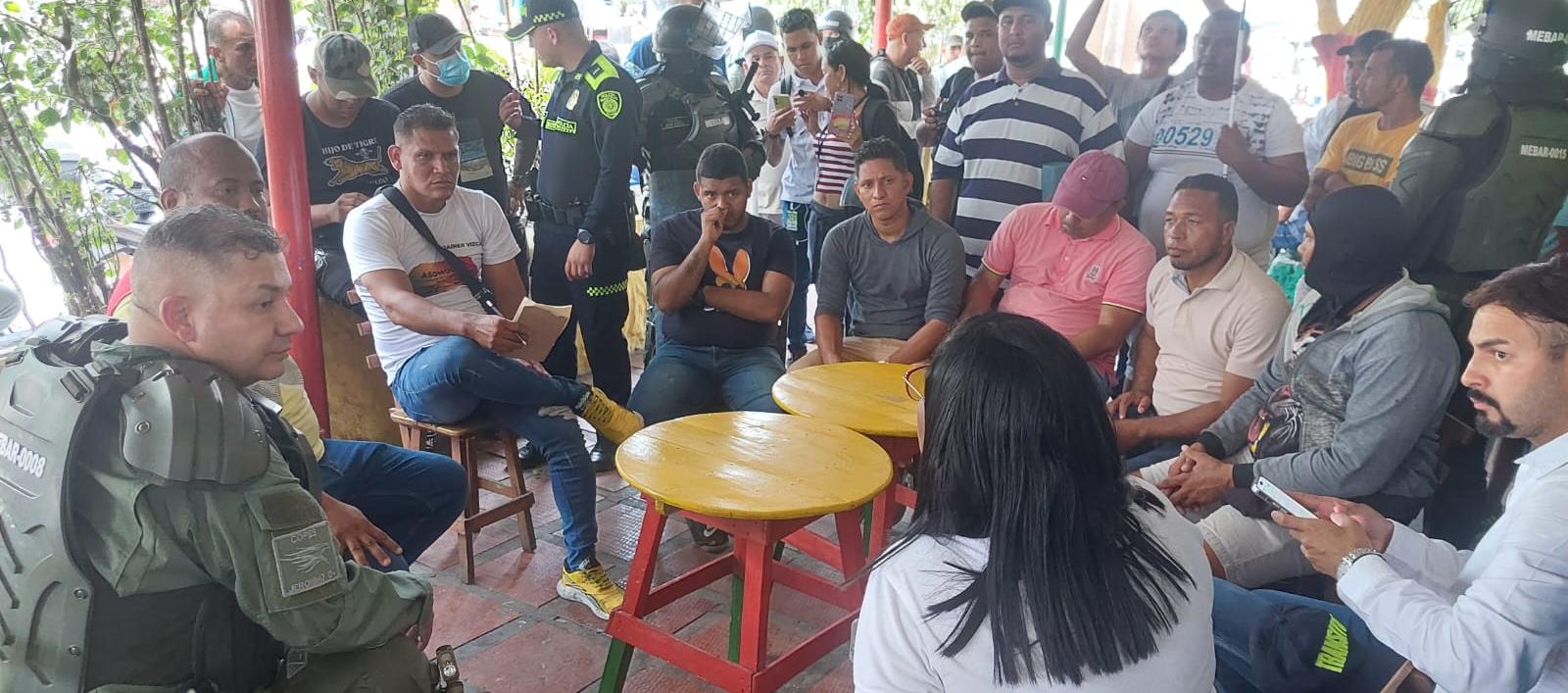 Reunión de los motocarristas con la Policía y la Alcaldía de Malambo. 