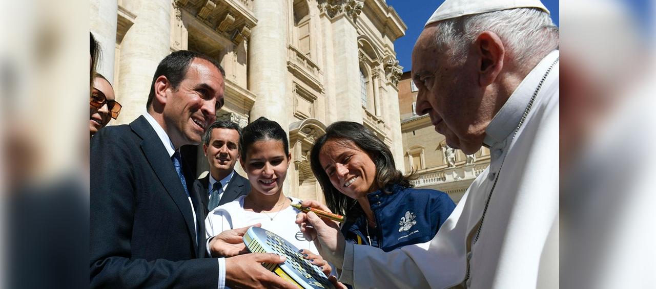 El papa Francisco firmó este miércoles la conocida como la 'Pala de la Solidaridad', una raqueta de pádel.