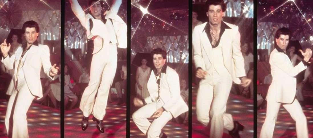 John Travolta con su icónico traje interpretando a Tony Manero