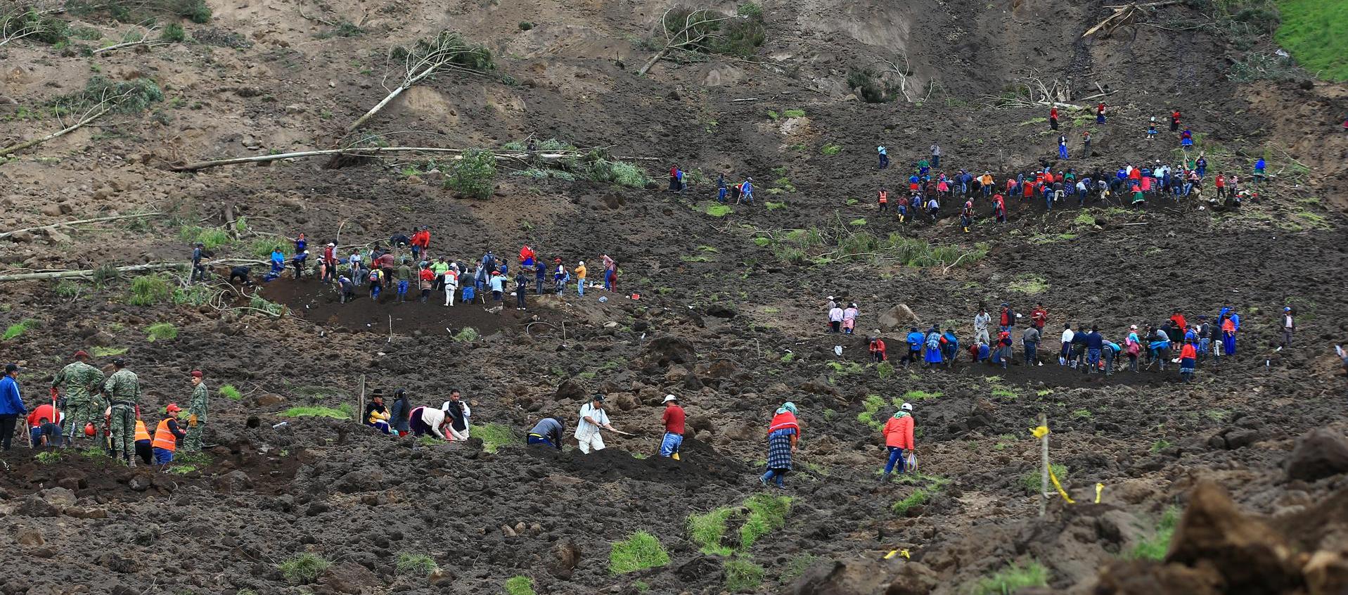 Rescatistas buscan sobrevivientes del alud registrado en Alausí, una población de los Andes de Ecuador.