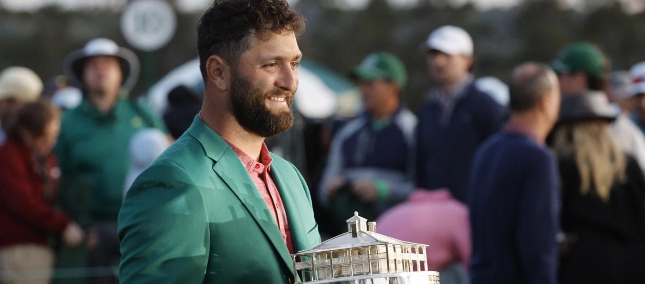 Jon Rahm con la chaqueta verde que lo identifica como campeón del Masters de Augusta. 