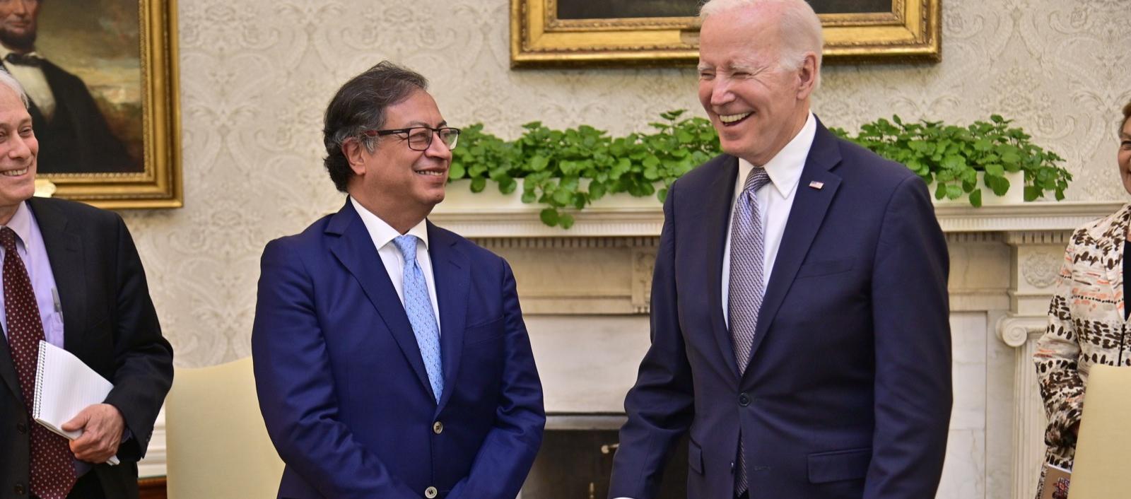 El Presidente Biden y su colega de Colombia, Gustavo Petro, sonríen en el Salón Oval de la Casa Blanca en donde se reúnen