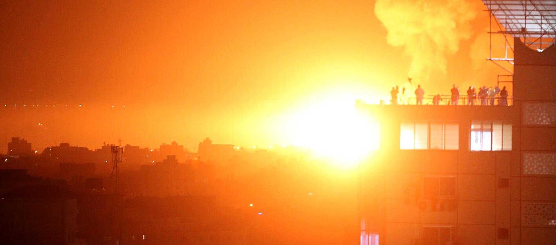 Llamas y humo tras un ataque aéreo israelí en Gaza.