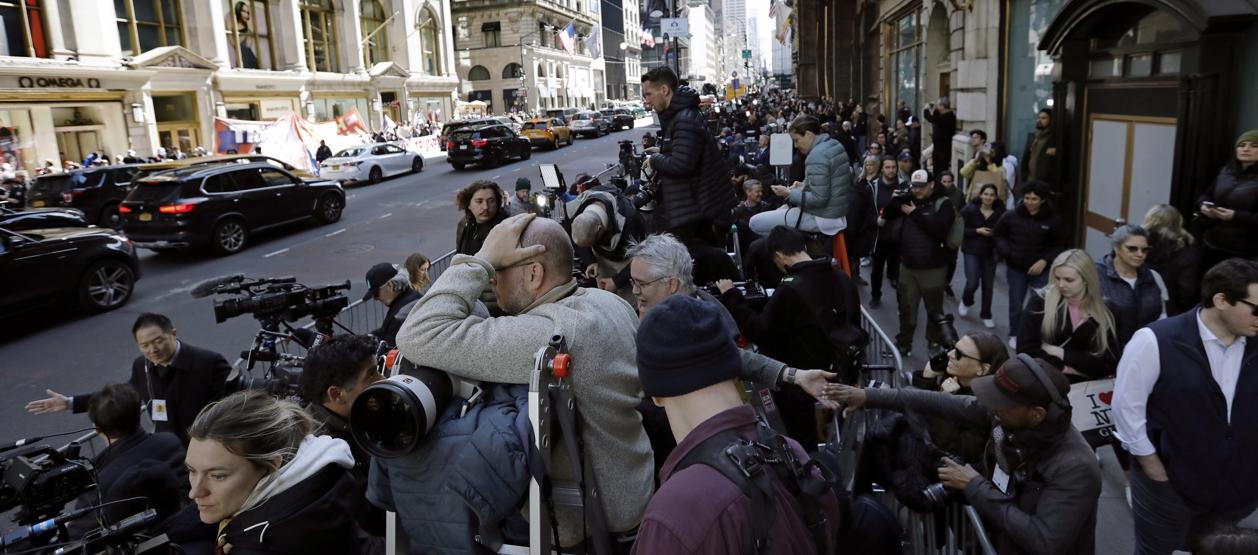 Muchos medios de comunicación aguardan en los alrededores de la corte la llegada de Donald Trump.