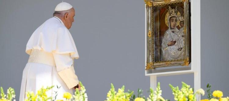 El Papa ora ante la Virgen María, Magna Domina en Budapest.