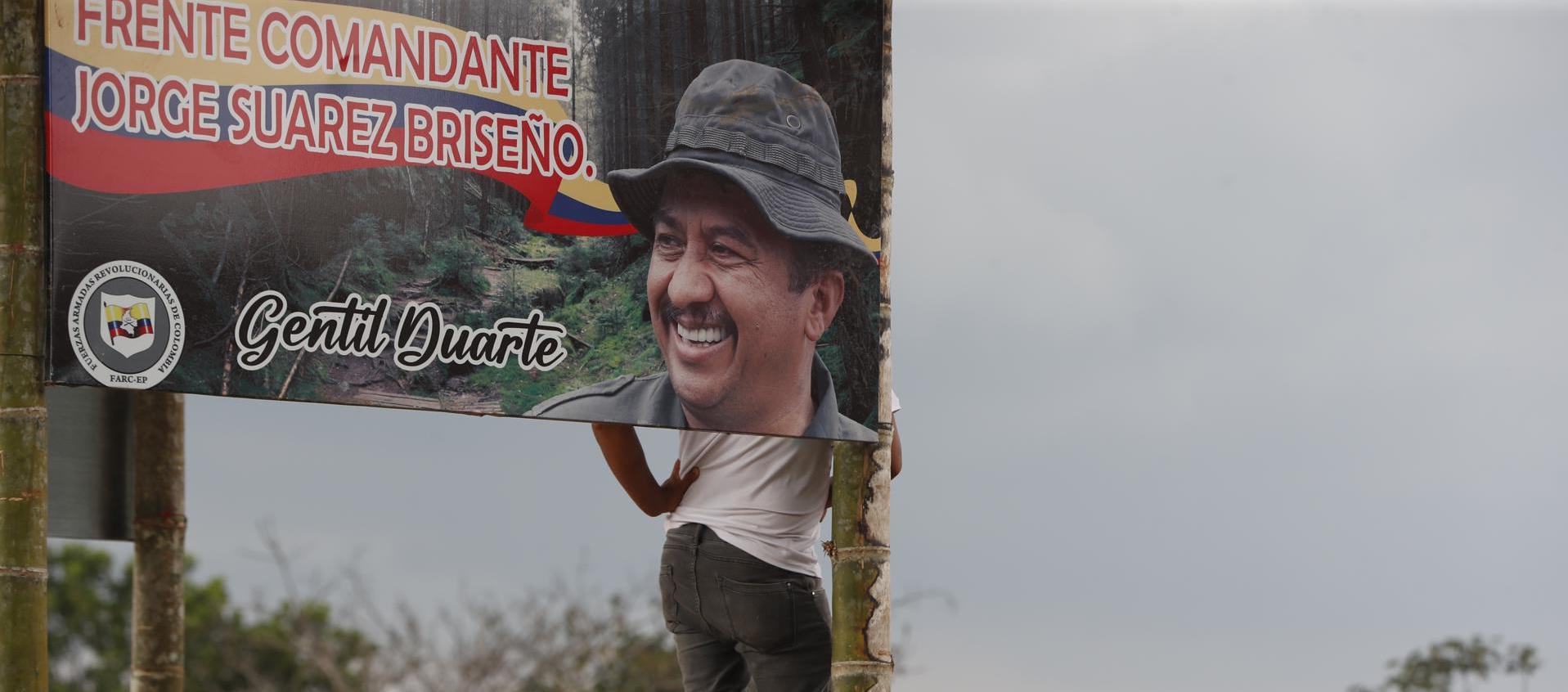 Pancarta con una imagen de Gentil Duarte en Casa Roja, en el departamento de Caquetá