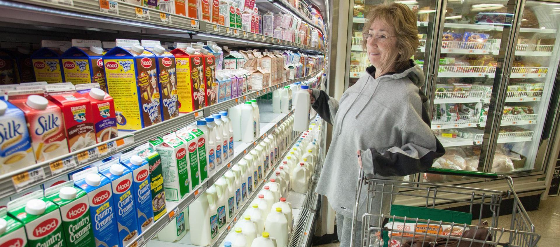 Un mujer compra alimentos en un supermercado, en una fotografía de archivo.