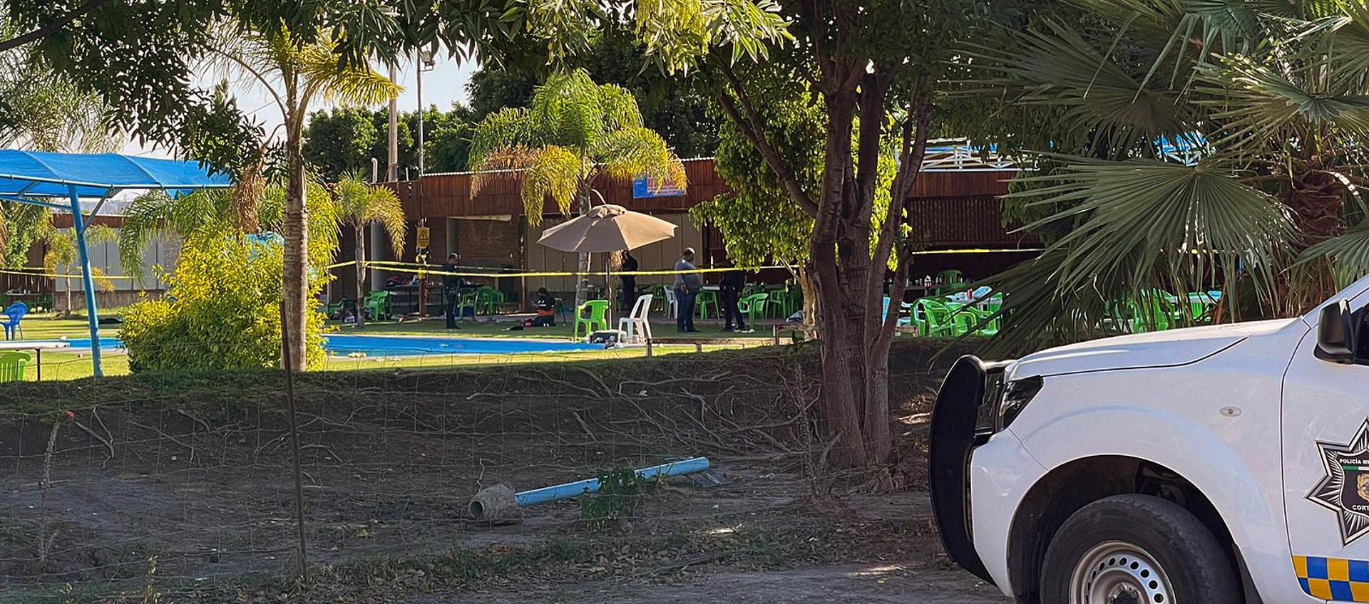  Agentes periciales inspeccionan una escena del crimen donde fueron asesinadas siete personas en un balneario del municipio de Cortázar, en Guanajuato