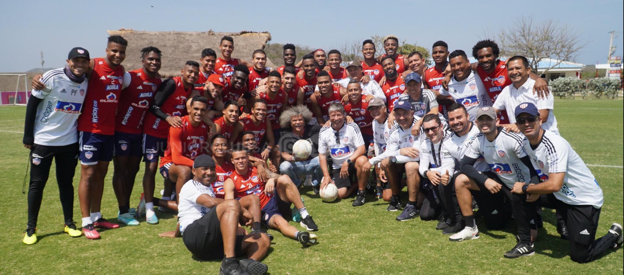 'El Pibe' Valderrama con el grupo de jugadores y técnicos del Junior.