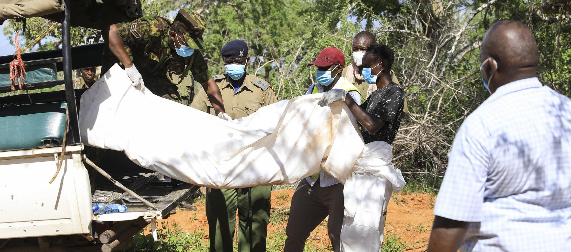 La Policía de Kenia y expertos forenses tienen a su cargo la exhumación de cadáveres de presuntos miembros de una secta 
