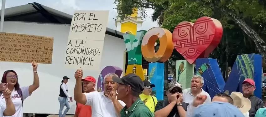 Aspecto de la jornada de protesta contra el alcalde de Calima-El Darién.