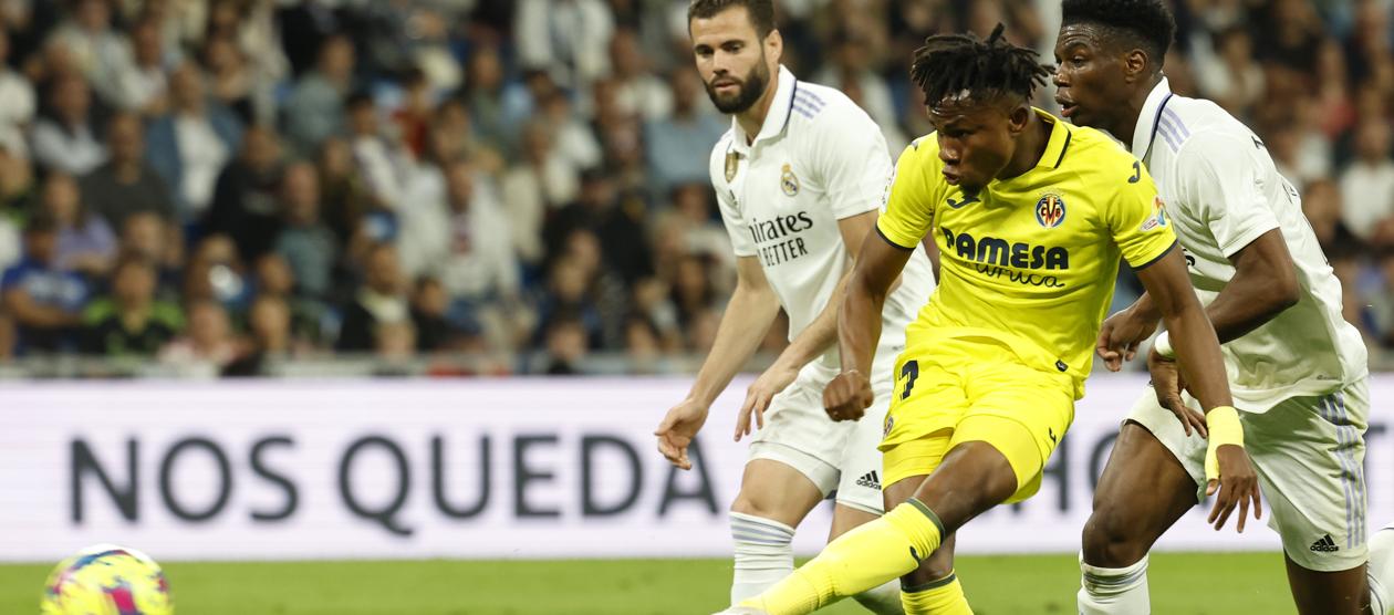 Samu Chukwueze en la acción del primer gol del Villarreal. 