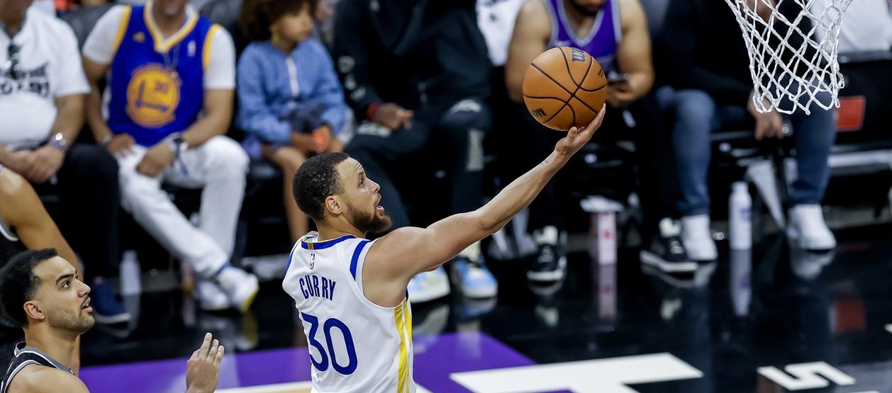 Stephen Curry anotó 50 puntos en el séptimo juego de la serie contra Sacramento.