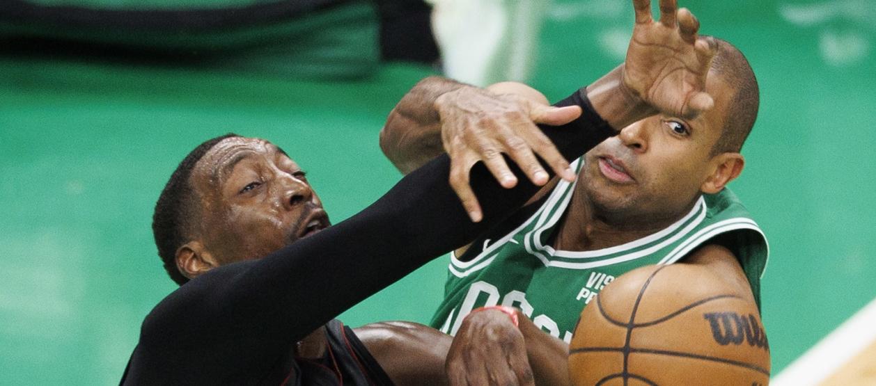 Bam Adebayo, del Miami Heat, disputa el balón con Al Horford, de los Celtics de Boston.