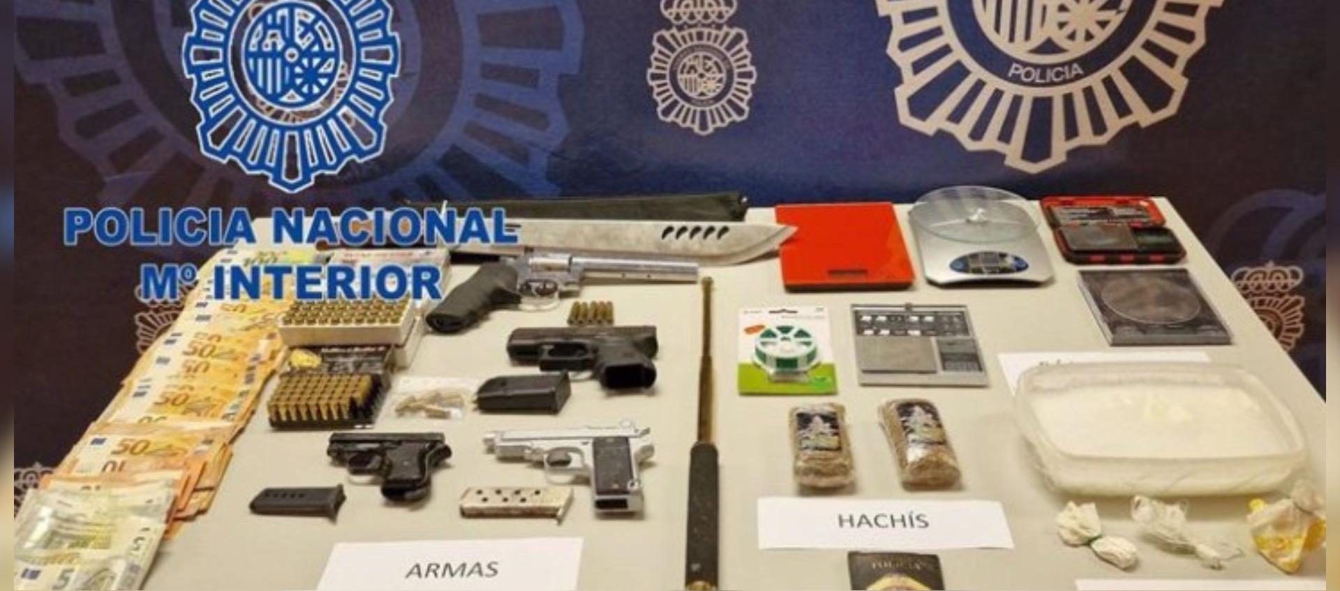 Incautación de armas de fuego, distintas cantidades de cocaína y hachís.