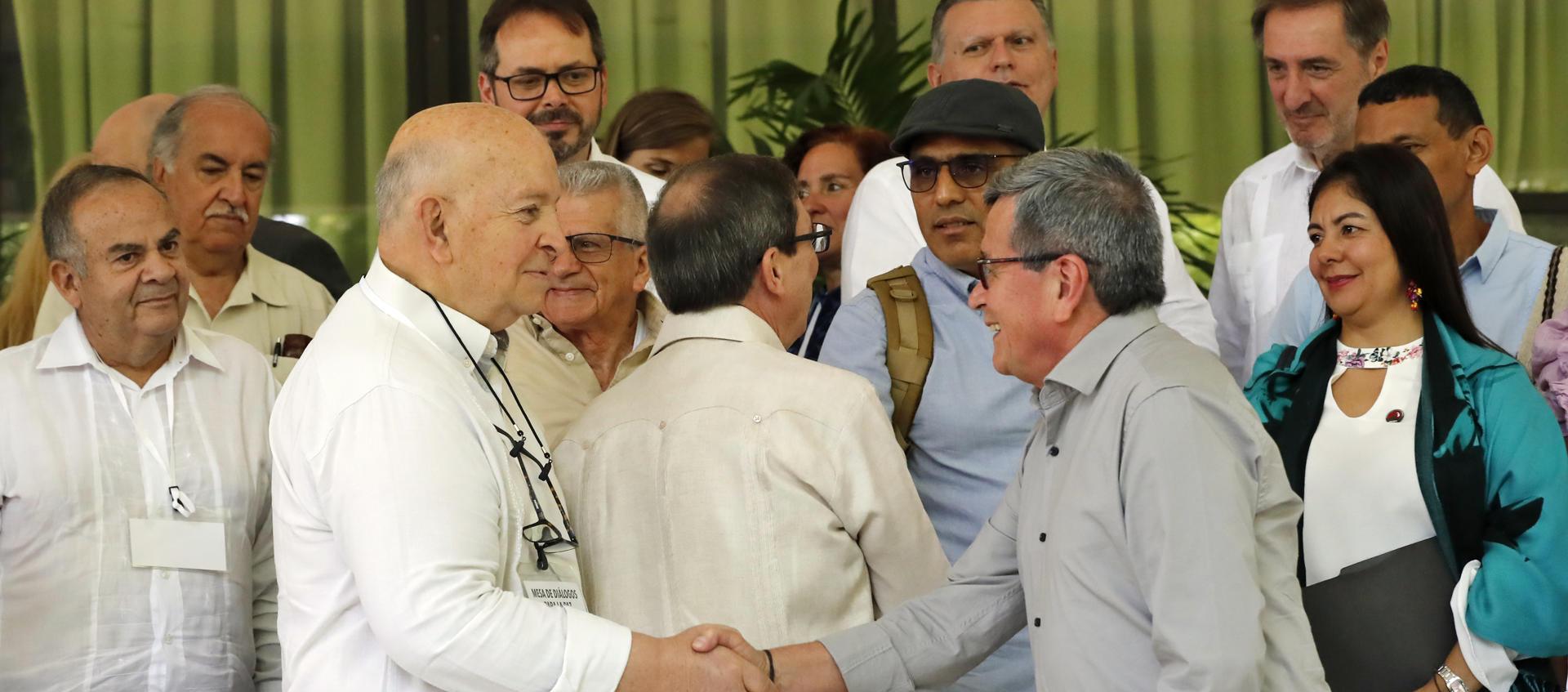 Otty Patiño, delegado del Gobierno Colombiano y el negociador jefe del ELN,  'Pablo Beltrán', en el tercer ciclo de los diálogos de Paz entre el Gobierno 