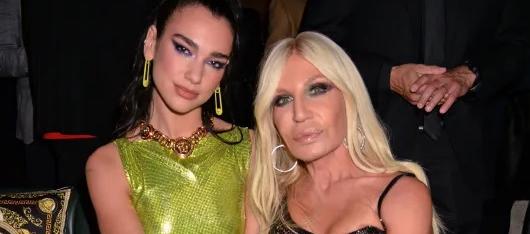 La diseñadora Donatella Versace y la cantante Dua Lipa.