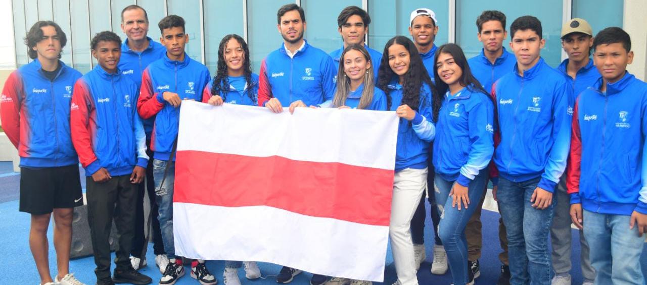 Grupo de deportistas con Luis Restrepo, director de Indeportes Atlántico.