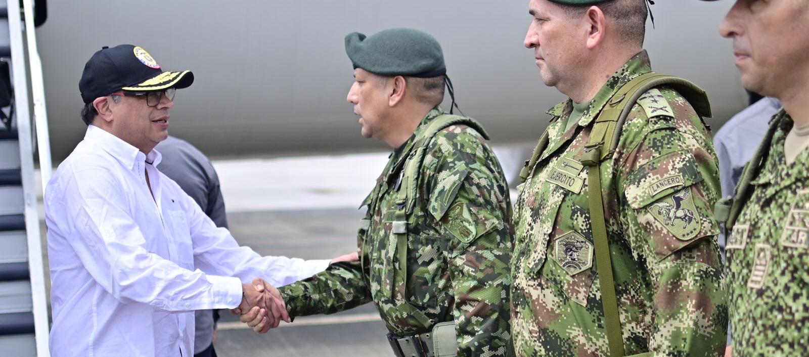 El Presidente Petro saluda a militares en la visita que hizo el sábado a Nariño.