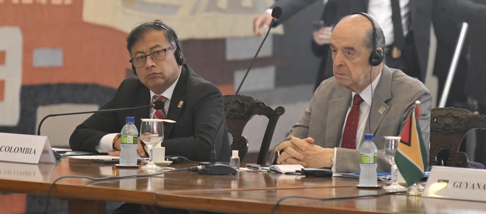 Petro y su canciller Álvaro Leyva en la Reunión de Presidentes de los Países de América del Sur