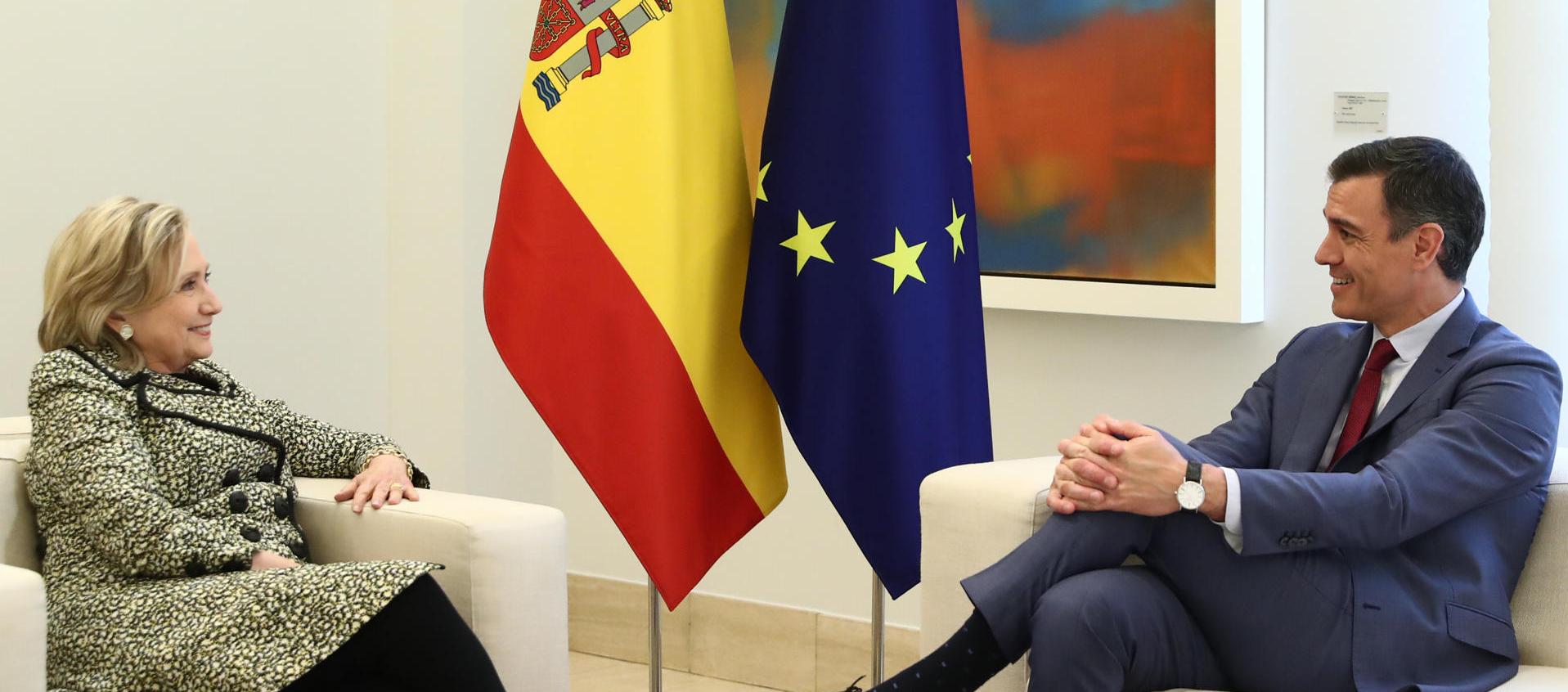 El presidente del Gobierno español, Pedro Sánchez, y la exsecretaria de Estado de EE.UU. Hillary Clinton