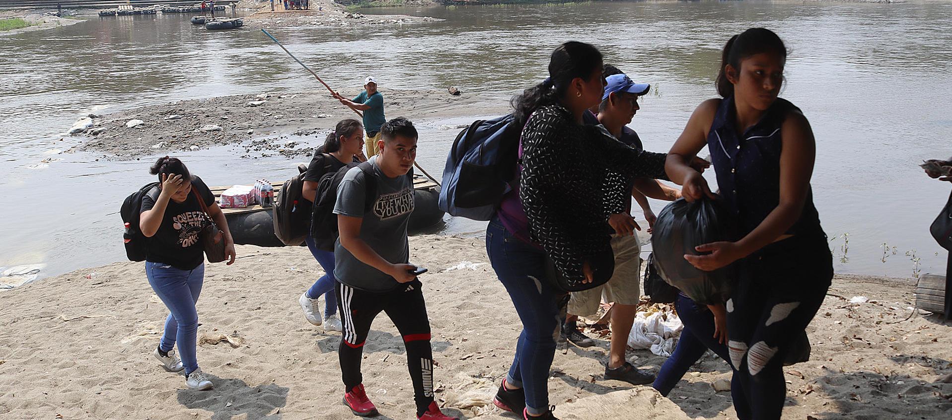 Migrantes cruzan el sábado el río Suchiate en la ciudad de Tapachula, Chiapas (México)